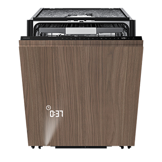 Zmywarka do zabudowy Samsung DW80H77VAB0U1 bez panelu - widok od przodu na zabudowane urządzenie z drewnianym frontem, czarnym panelem sterowania, wyświetlaczem czasu i świecącym wskaźnikiem 0:37 na froncie szafki.