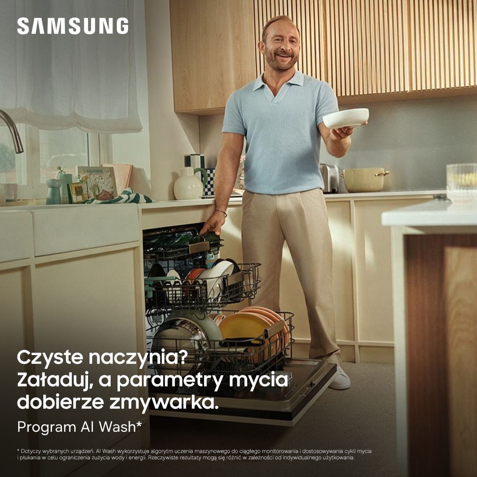 Mężczyzna wyjmuje czyste naczynia ze zmywarki Samsung z programem AI Wash.