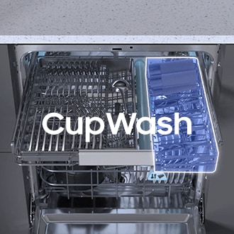 Wnętrze otwartej zmywarki Samsung wbudowanej pod blatem kuchennym, z widocznym wysuniętym górnym koszem CupWash