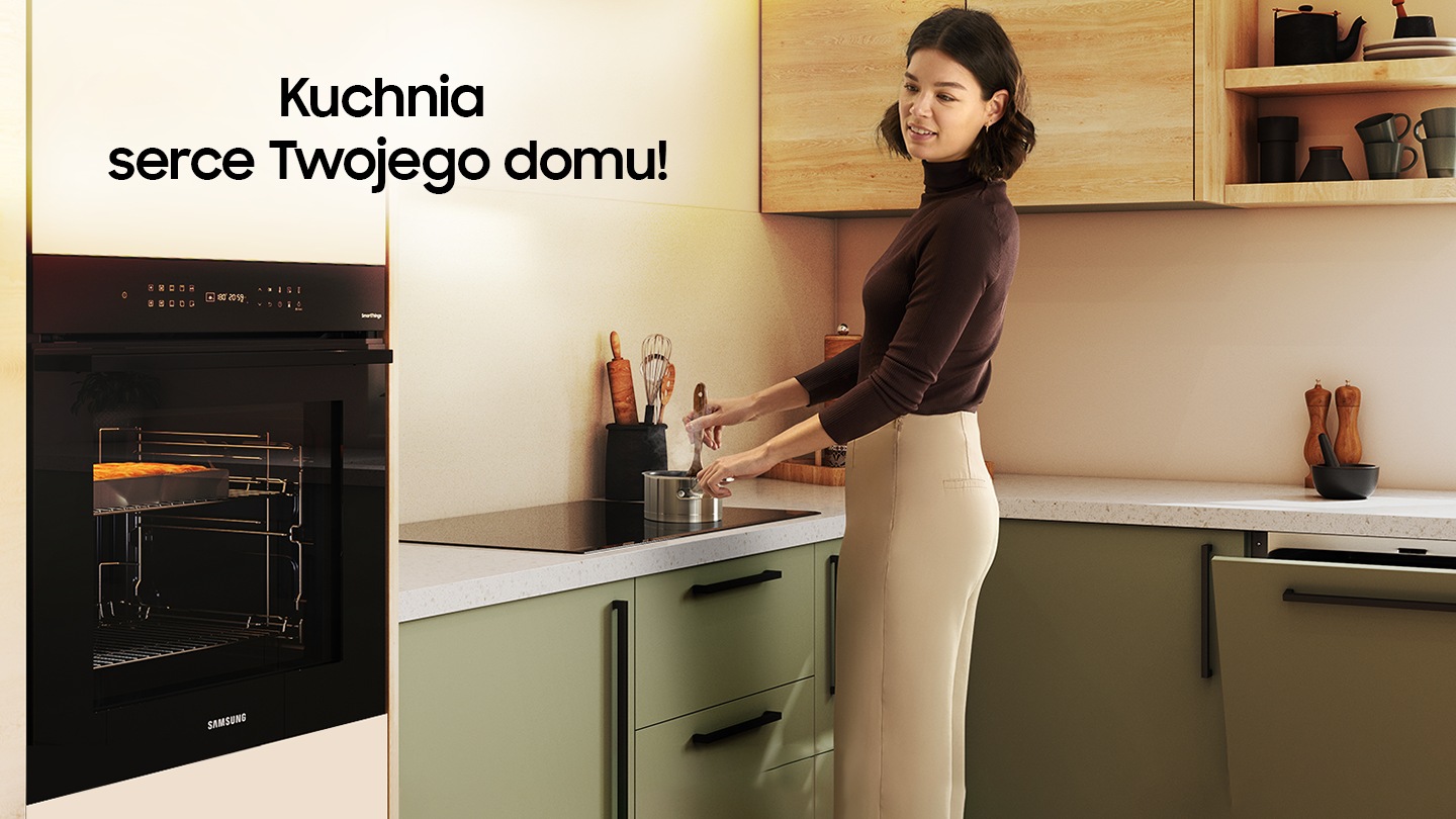 Zestaw do zabudowy Natural Steam w kolorze czarnym w jasnej kuchni, w której kobieta miesza potrawę w garnku na płycie indukcyjnej	