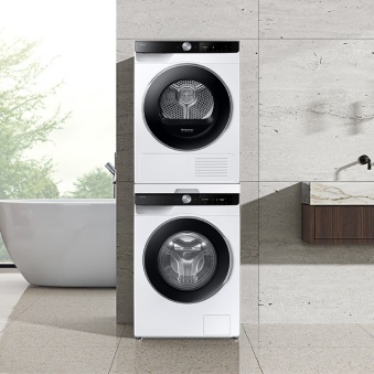 Pralka AI 9kg WW90DG6U85LKU4 + Suszarka AI 9kg DV90DG6845LKU4, ustawione na sobie za pomocą łącznika, w łazience w stylu glamour.