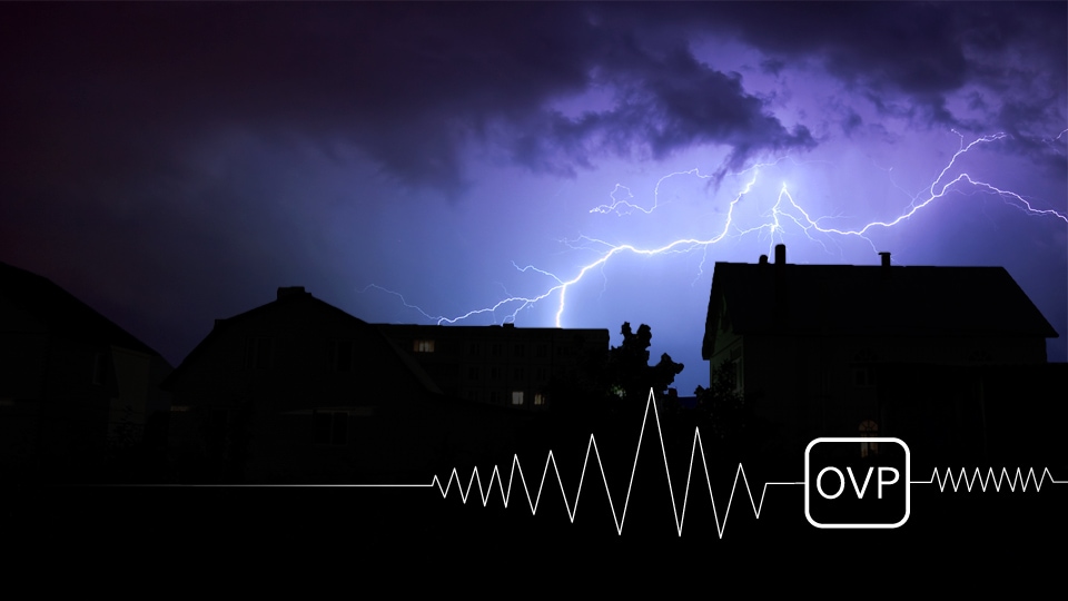 Zaawansowane zabezpieczenie antyprzepięciowe piekarnika elektrycznego Samsung NV70K2340RM/EO z podwójnym termoobiegiem 70 l zapewnia automatycznie odcięcie od źródła prądu.