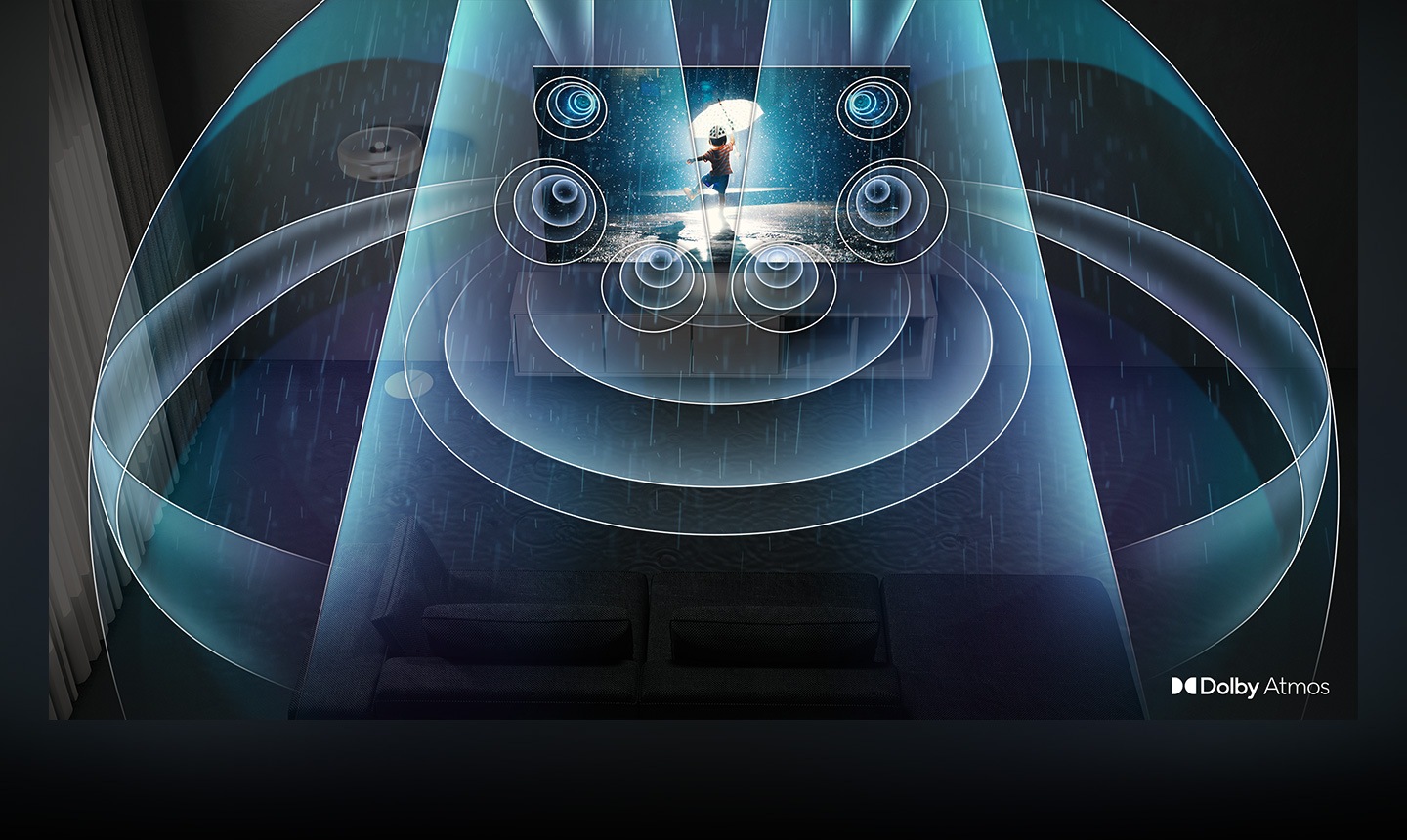 Un televizor QLED arata un copil care se joaca in ploaie. Undele sonore de la Dolby Atmos se raspandesc din televizor, care umple camera.
