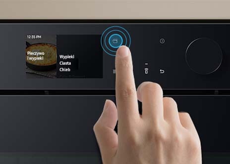 Afișează un prim plan al unei mâini care atinge butonul Deschidere automată a ușii de pe panoul de control.