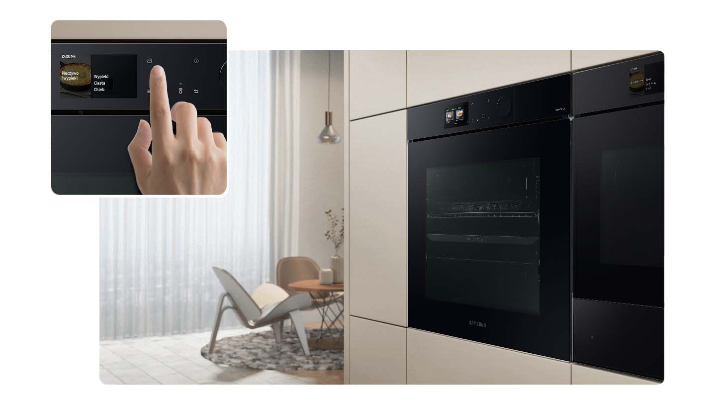 Afișează un prim plan al unei mâini care atinge butonul Deschidere automată a ușii de pe panoul de control și ușa se deschide automat.