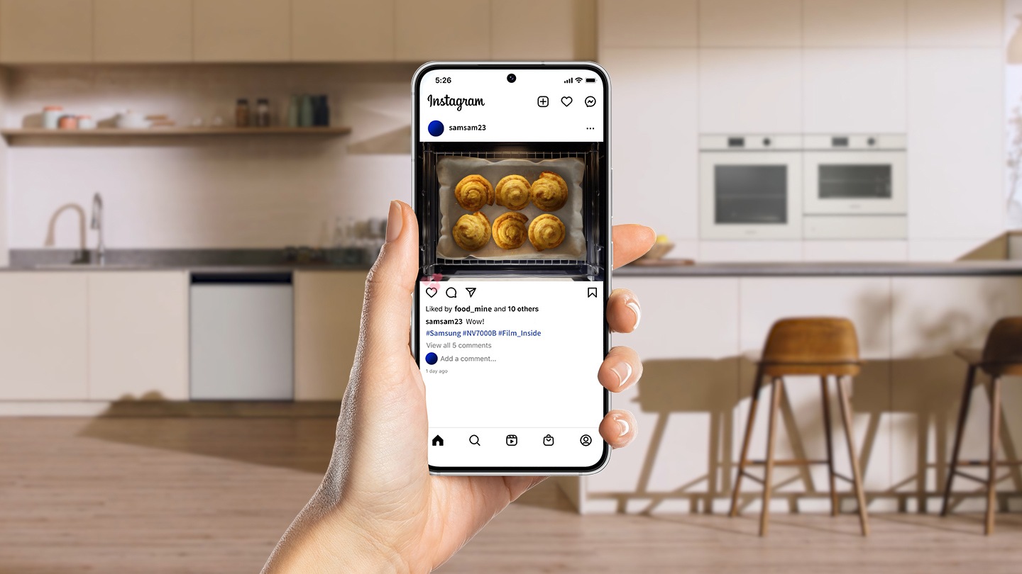 Afișează un scurt clip video cu prăjituri gătite în cuptor, care a fost distribuit pe site-ul de socializare Instagram.