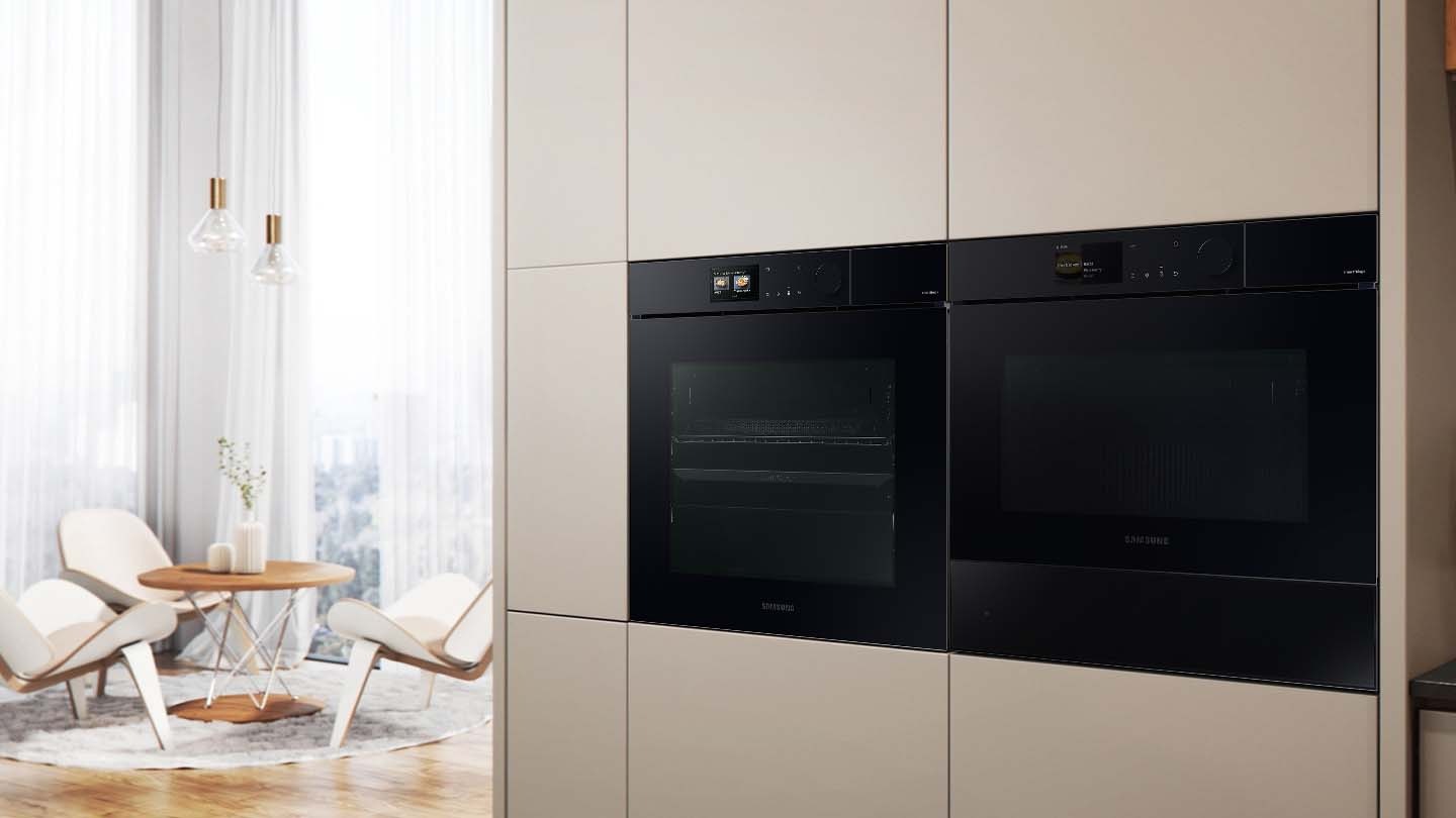 Arată cuptorul încorporat instalat într-o bucătărie, cu două zone de gătit și o ușă cu balamale, lângă un cuptor cu microunde Combi.