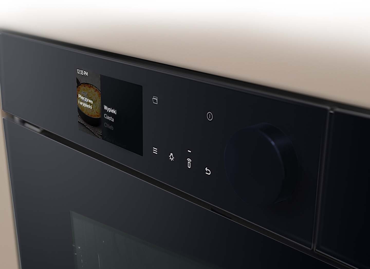 Afișează un prim plan al panoului de control minimalist al cuptorului, cu un afișaj LCD, care arată imagini ale diferitelor opțiuni de gătit, control tactil și un singur buton.