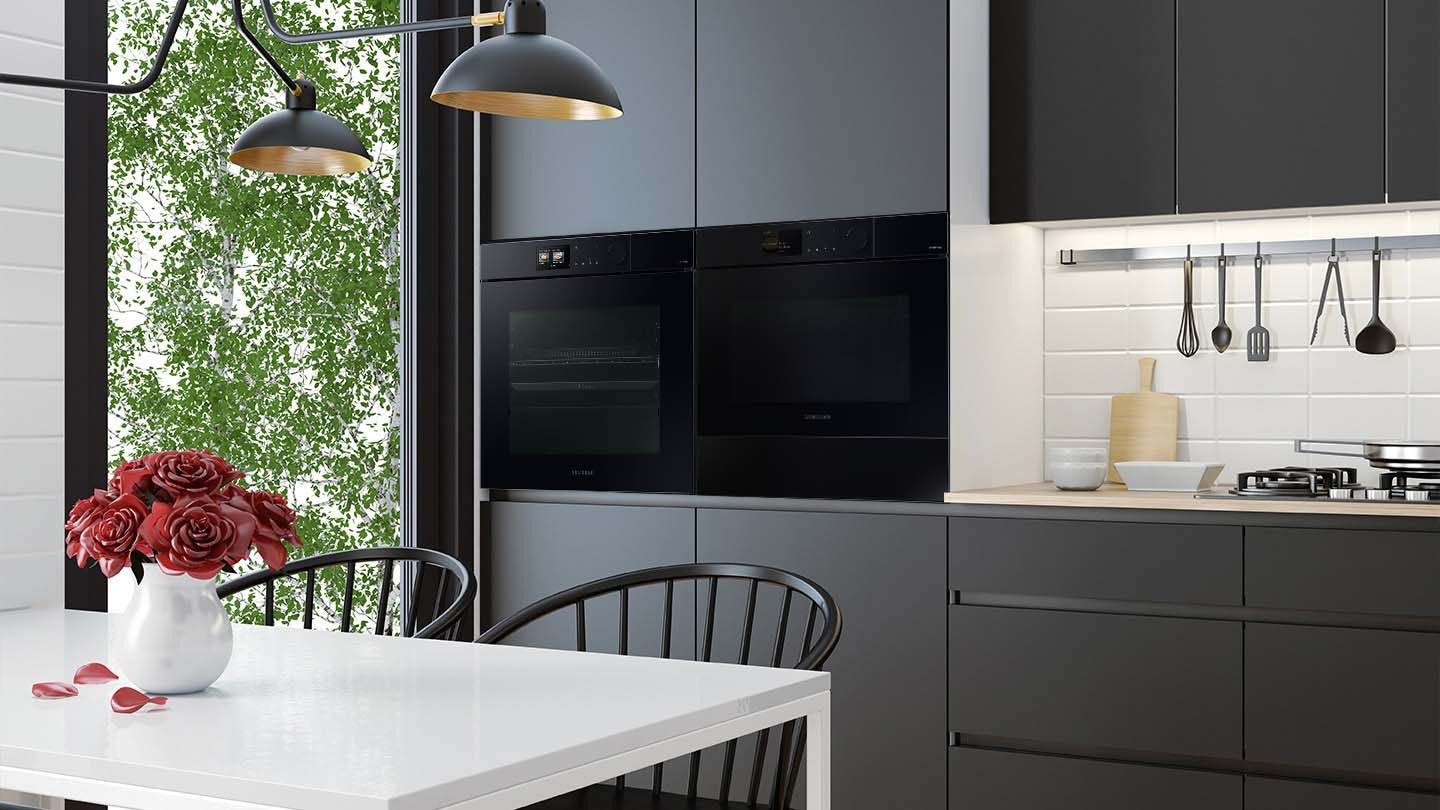 Arată cuptorul încorporat instalat perfect într-o bucătărie lângă un cuptor cu microunde combinat. Culoarea sa „"Clean Navy"" la comandă, completează și îmbunătățește în mod elegant schema de culori a bucătăriei.