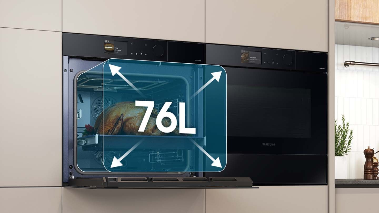 Prezintă un curcan mare care gătește în cuptorul spațios, cu săgeți care ilustrează capacitatea sa de 76 de litere.