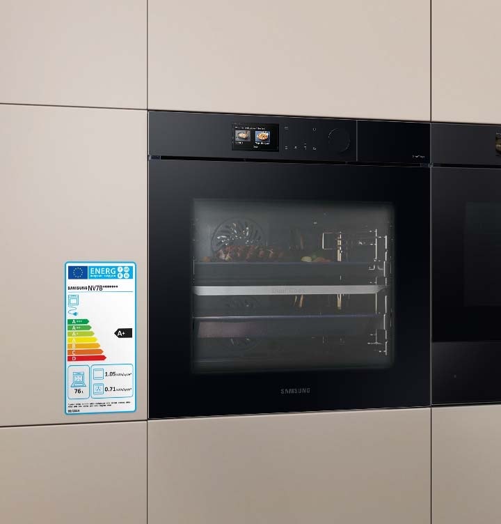 Arată cuptorul din bucătărie cu o etichetă care evidențiază ratingul său de eficiență energetică A+. Mai arată că are o capacitate de 76 de litri și consumă 1,05 kWh/ciclu ca un cuptor convențional și 0,71 kWh/ciclu folosind convecția aerului forțat.