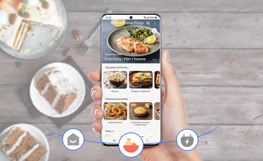 Egy személy a SmartThings mobilalkalmazást használja főzéshez.