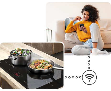 A főzőlapon két edény forr finom ételekkel, és egy nő távolról figyeli a főzőlap állapotát a kanapé közelében az okostelefonja SmartThings alkalmazásán keresztül.