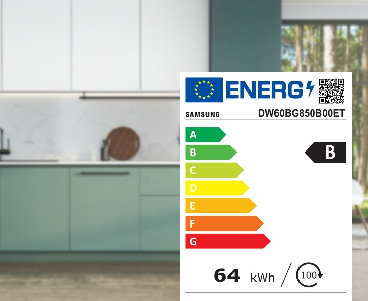 B osztályú energiacímke egy egyedi tervezésű DW60BB890UAPET beépíthető mosogatógép hátterén egy zöld konyhában