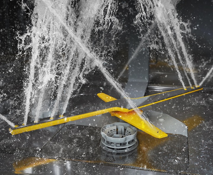Működő mosófúvókák a Bespoke DW60BB890UAPET beépíthető mosogatógépben, WetJet Clean™ rendszerrel