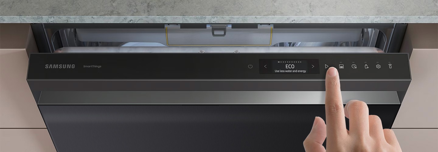 Samsung DW60BB890UAPET 60 cm-es teljesen beépíthető mosogatógép jól látható, intuitív LCD kijelzővel a nyitott ajtón