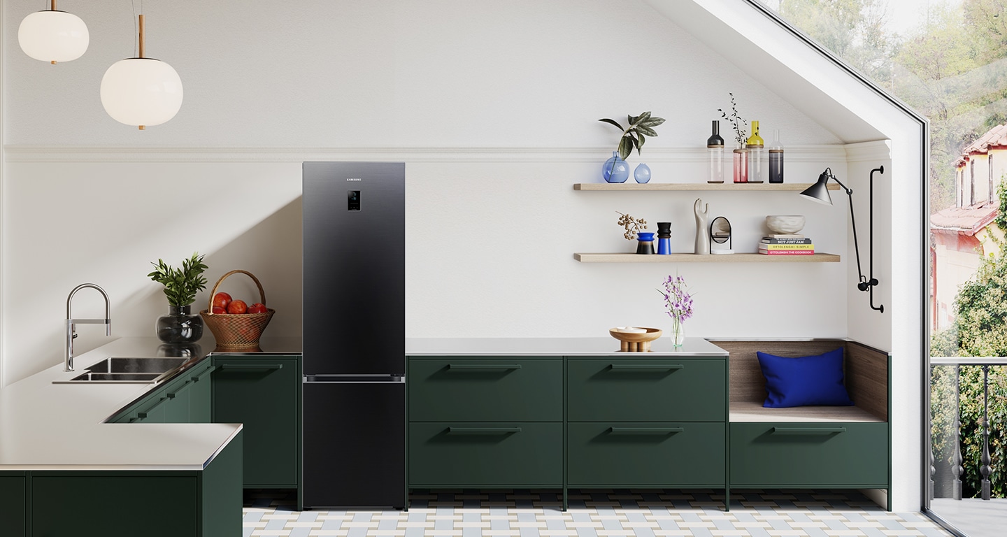 Un frigider RB7300 este încorporat într-un blat verde într-o bucătărie luminoasă.