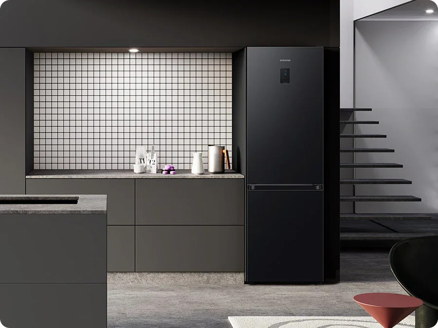 Un RB7300 este încorporat într-un dulap gri într-o bucătărie decorată minimal.