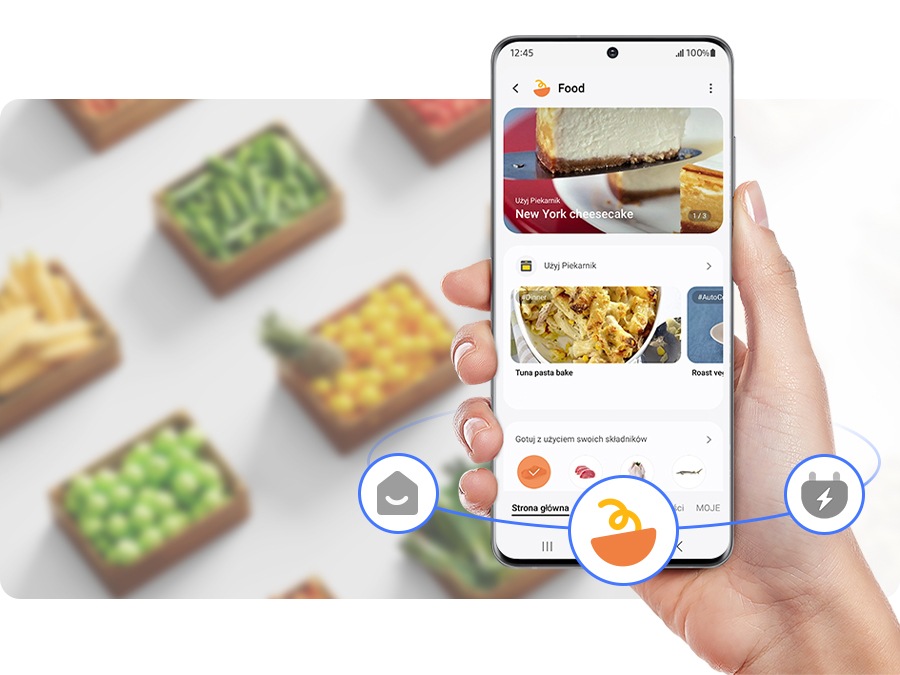 O persoană folosește aplicația mobilă SmartThings pentru a găti.