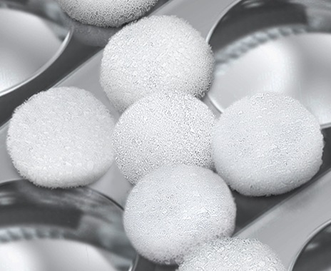 Bulele se formează prin orificiile pentru bule din tamburul mașinii de spălat.