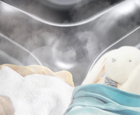 Prosoapele și păpușa sunt în tambur, iar spălarea durează 49 de minute cu puternicul spray de apă.