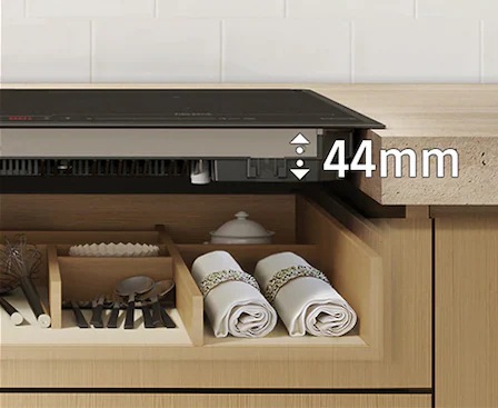 Egy személy a SmartThings mobilalkalmazást használja főzéshez.