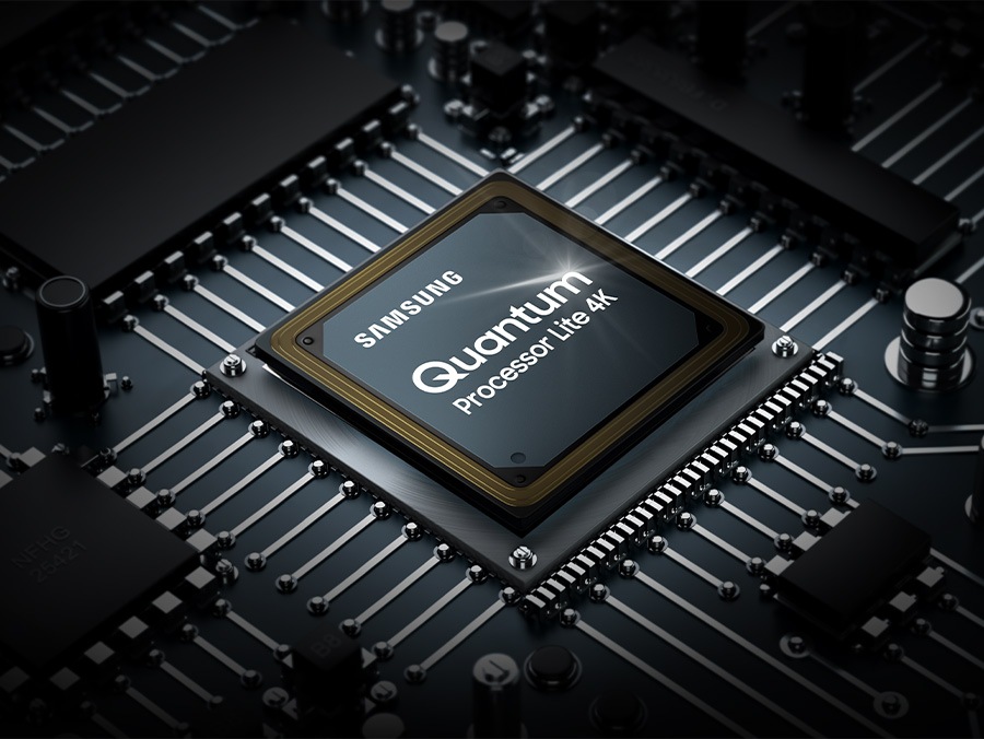 Показано чіп процесора QLED TV. Логотип Samsung, а також логотип Quantum Processor Lite 4K можна побачити зверху.