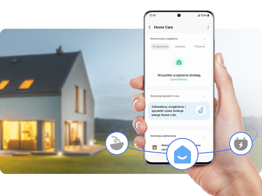 Egy kéz, amely egy SmartThings Home Care alkalmazással ellátott telefont tart, amely lehetővé teszi egy hűtőszekrény távoli felügyeletét. A háttérben egy modern otthon látható.