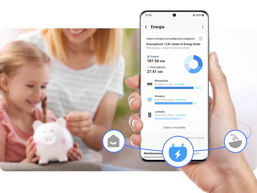 Un smartphone cu aplicația SmartThings care afișează consumul de energie al dispozitivelor conectate, cu o femeie și un copil în fundal.