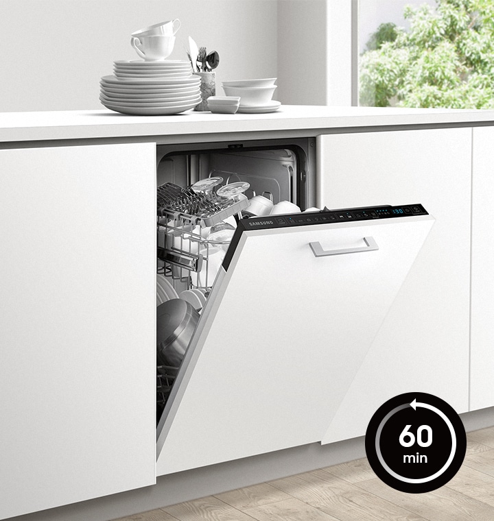 A Samsung beépíthető mosogatógépe, a DW50R4071BB/EO, 60 perces expressz mosóprogrammal van felszerelve.