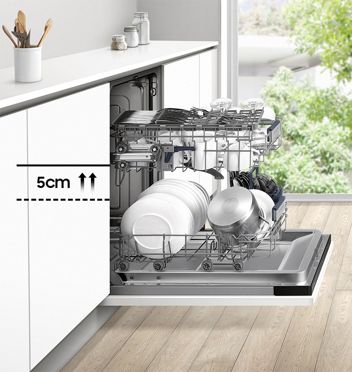 Завдяки регулюванню верхньої корзини в посудомийних машинах Samsung, ви можете легко чистити посуд або каструлі в нижній частині посудомийної машини