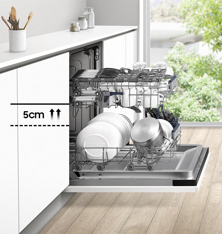 A mozgatható kosarának köszönhetően a Samsung DW50R4071BB/EO beépíthető mosogatógép könnyedén elférnek benne a magas edények is.