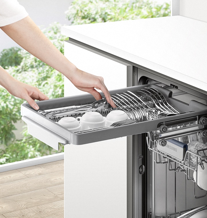 Посудомийні машини Samsung, оснащені третьою кошиком для столових приборів, дозволяють зручно мити будь-які кухонні приналежності та столові прилади