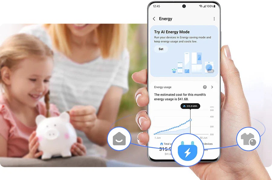 Egy kézben tartott okostelefon, amelyen látható a SmartThings Energy alkalmazás, a háttérben pedig egy anya és gyermeke pénzt tesznek egy malacperselybe.