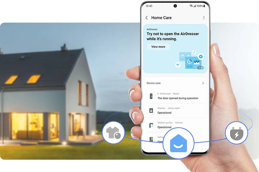 Egy kézben tartott okostelefon, amelyen a SmartThings Home Care alkalmazás látható az otthoni háttér előtt.