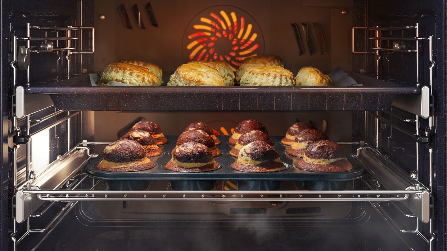 Piekarnik parowy Samsung Steam Cook NV7B6685AAN/U2 z funkcją Steam Assist wypełniającą piekarnik parą, dzięki czemu jedzenie zachowuje więcej naturalnej wilgoci