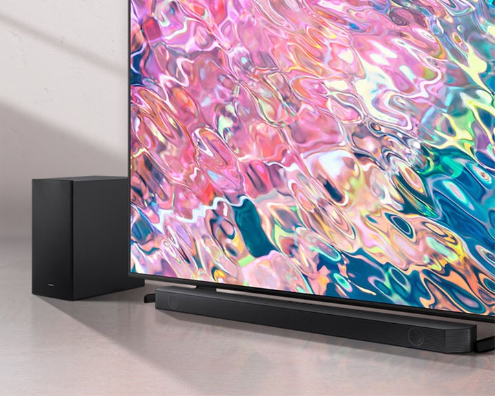 Jak wygląda soundbar HW-Q600B/EN Samsung z telewizorem - wizualizacja