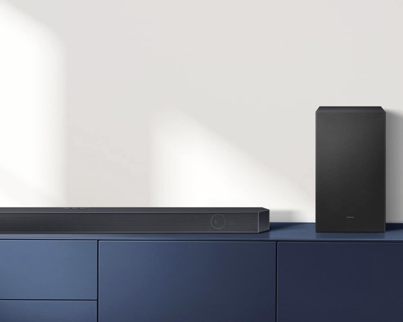 Zestaw Soundbar Q-seria  HW-Q700C z belką soundbara i subwooferem widok na wprost