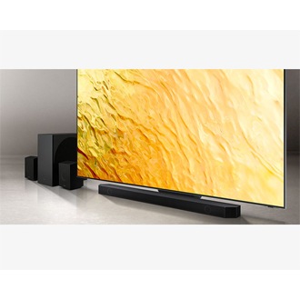 Widok na soundbar HW-Q930B/EN marki Samsung z telewizorem 