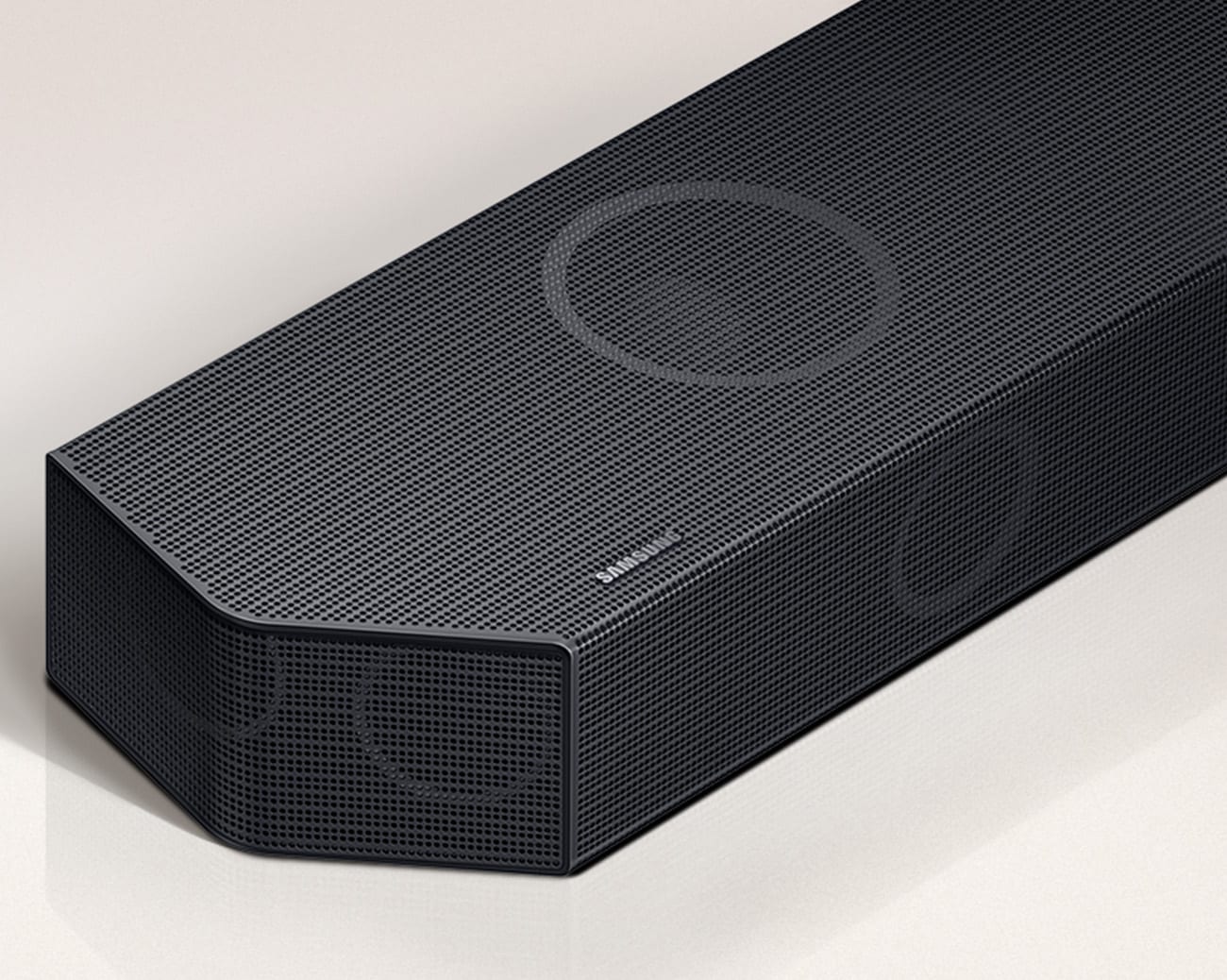 Zestaw Soundbar Q-seria HW-Q930C z belką soundbara, głośnikami i subwooferem widok na wprost