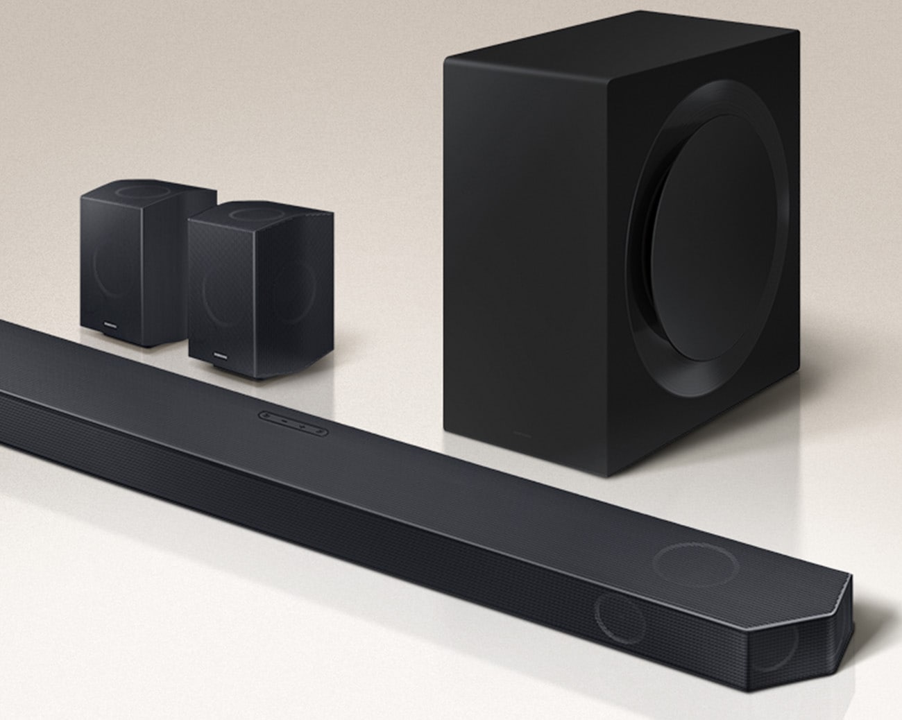 Zestaw Soundbar Q-seria HW-Q990C z belką soundbara, głośnikami i subwooferem widok na wprost