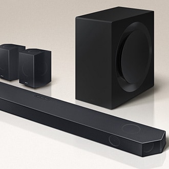 Zestaw Soundbar Q-seria HW-Q990C z belką soundbara, głośnikami i subwooferem widok na wprost