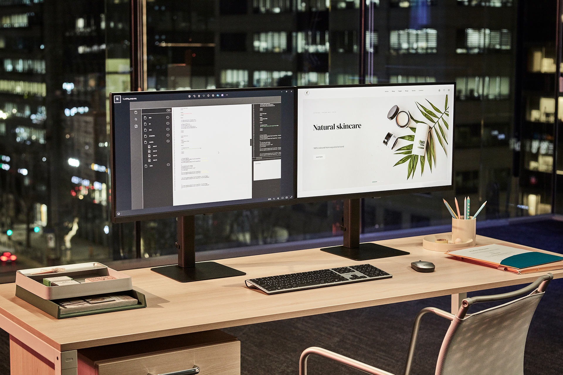 Monitory Viewfinity S6 24 cale QHD LS24D600UAUXEN stojące obok siebie w biurze