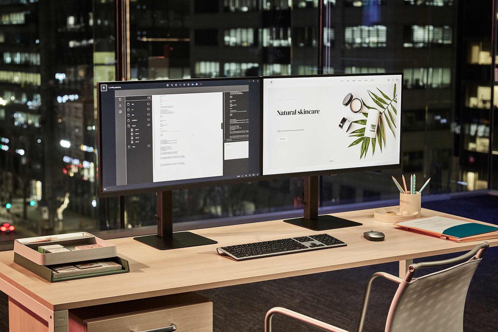 Monitory Viewfinity S6 27 cali QHD LS27D600UAUXEN stojące obok siebie w biurze