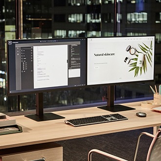 Monitory Viewfinity S6 27 cali QHD LS27D600UAUXEN stojące obok siebie w biurze