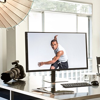Monitor Viewfinity S8 32 cale 4K UHD LS32D800EAUXEN stojący na biurku w studio fotograficzym