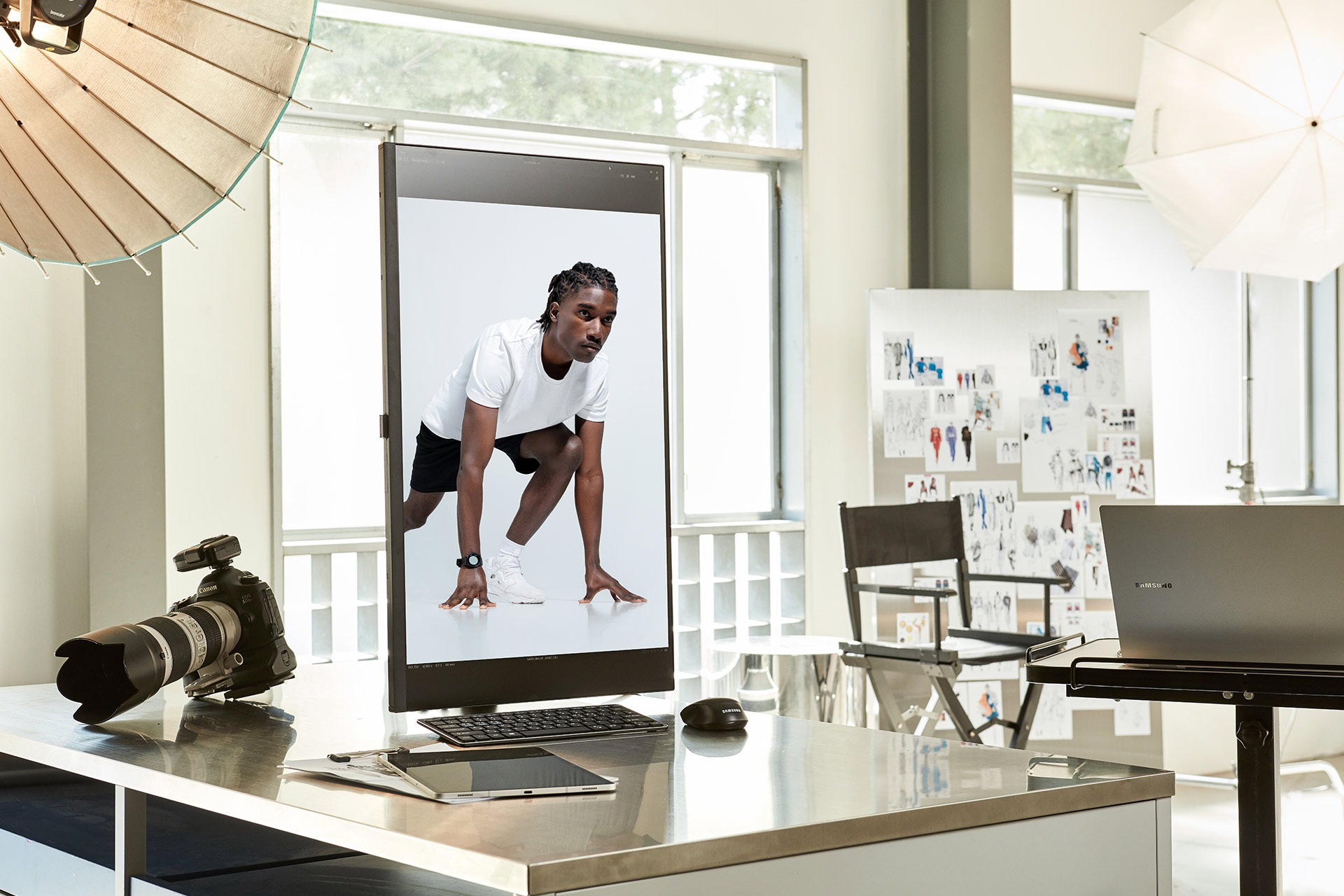 [Móñí~tór V~íéwf~íñít~ý S8 32 cá~lé 4K Ú~HD LS~32D800ÚÁÚ~XÉÑ ú~stáw~íóñý~m píó~ñówó~ ékrá~ñém, s~tójąc~ý ñá b~íúrk~ú] 