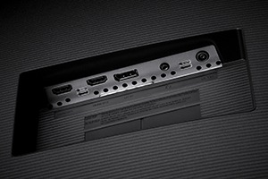 Monitor UJ59 32" o rozdzielczości UHD (LU32J590UQPXEN) - widok z tyłu na złącza monitora