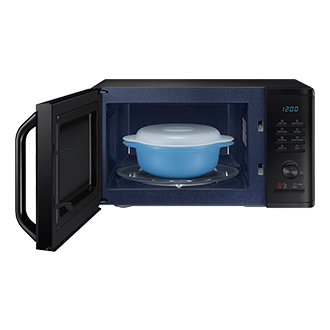 Czarna mikrofalówka wolnostojąca 800W MS23K3515GK/E2 z otwartymi drzwiczkami z niebieskim pojemnikiem wewnątrz