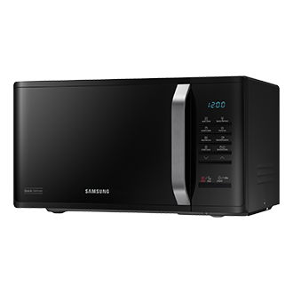 Czarna mikrofalówka wolnostojąca 800W MS23K352AK/E2, widok skosem w lewo